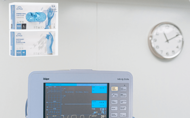 IEA Medical - Ein Diagonosegerät in der Praxis mit einem 2-Fach Handschuhspender und einer Uhr an der Wand